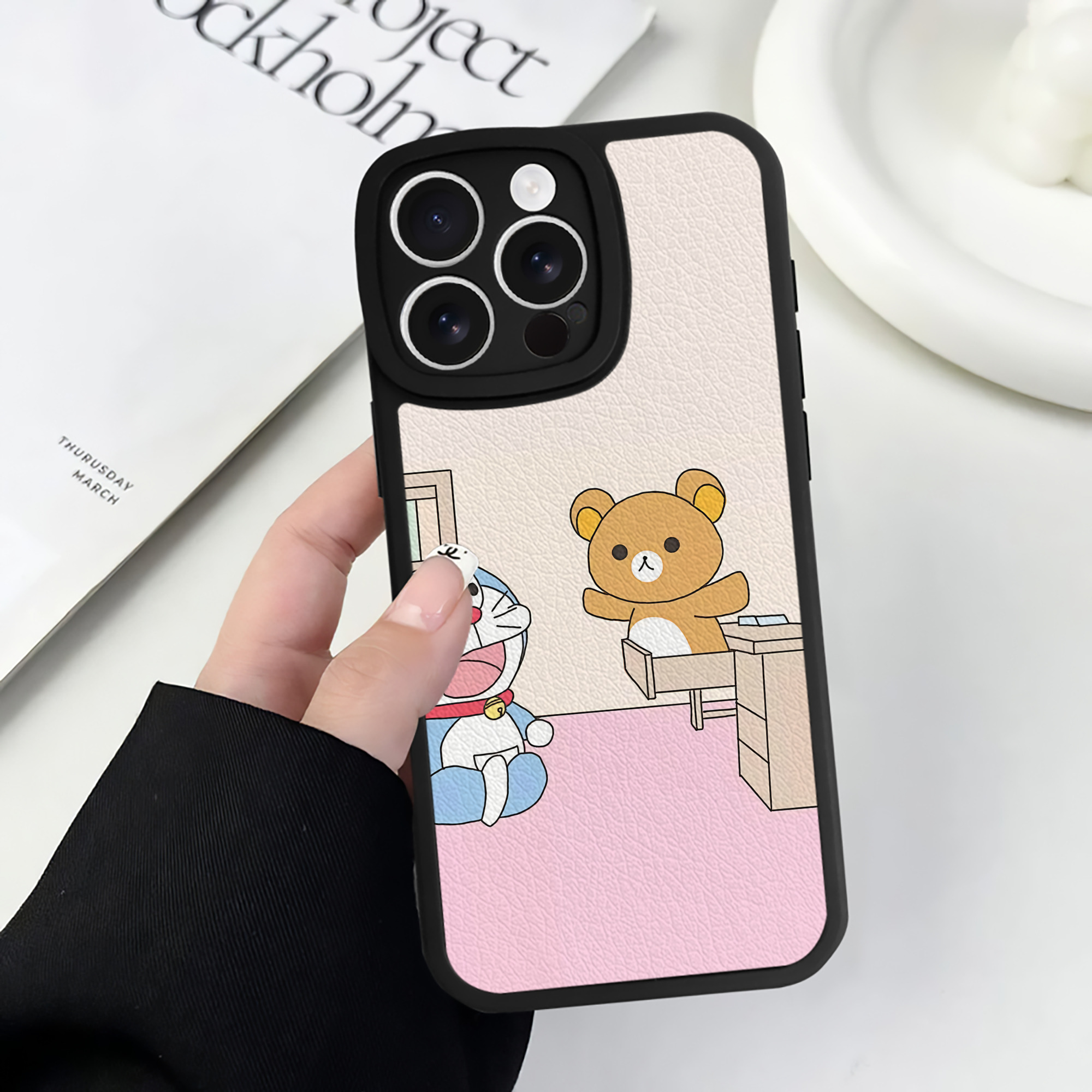 （画像用） ドラえもん Doraemon 【iPhone 16シリーズ対応】シリコンスマホケース（レザー調） 材質：シリコン